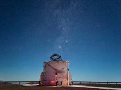 Imagen cedida sin fechar que muestra estrellas de la Via Láctea sobre un telescopio del Observatorio Europeo Austral en Cerro Paranal, Antofagasta, Chile.