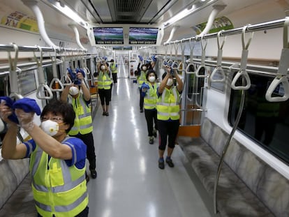 Trabalhos de desinfecção em um vagão do metro de Seul, na Coreia do Sul, depois do surto da MERS de 2015.