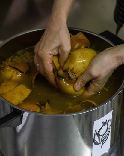 Proceso de tintado de la falda Venus.