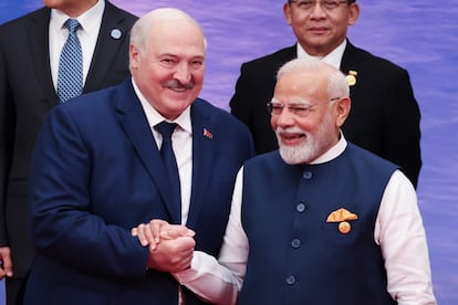 El presidente de Bielorrusia, Alexandr Lukashenko, saluda al primer ministro de India, Narendra Modi.