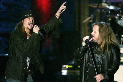 Los rockeros Kid Rock (izquierda) y Johnny van Zant, de Lynyrd Skynyrd, durante su actuación.