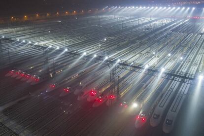 Los trenes de alta velocidad esperan su salida en una estación de Wuhan.