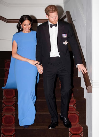 El príncipe Harry y Meghan Markle continúan de viaje oficial por Australia. En su última parada en las islas Fiji, la Duquesa de Sussex ha sorprendido con un espectacular vestido azul klein con capa.