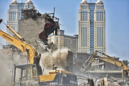 Dos excavadores demuelen unos edificios sin permiso de construcción de un barrio de El Cairo, el pasado 8 de septiembre.