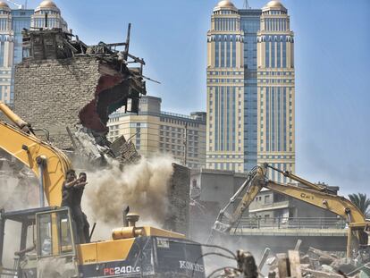 Dos excavadores demuelen unos edificios sin permiso de construcción de un barrio de El Cairo, el pasado 8 de septiembre.