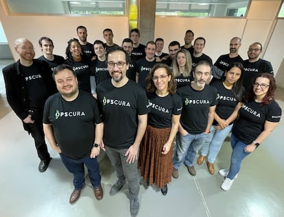 Foto de familia del equipo de la pyme española Opscura en su sede de San Sebastián, con Gerard Vidal al frente.