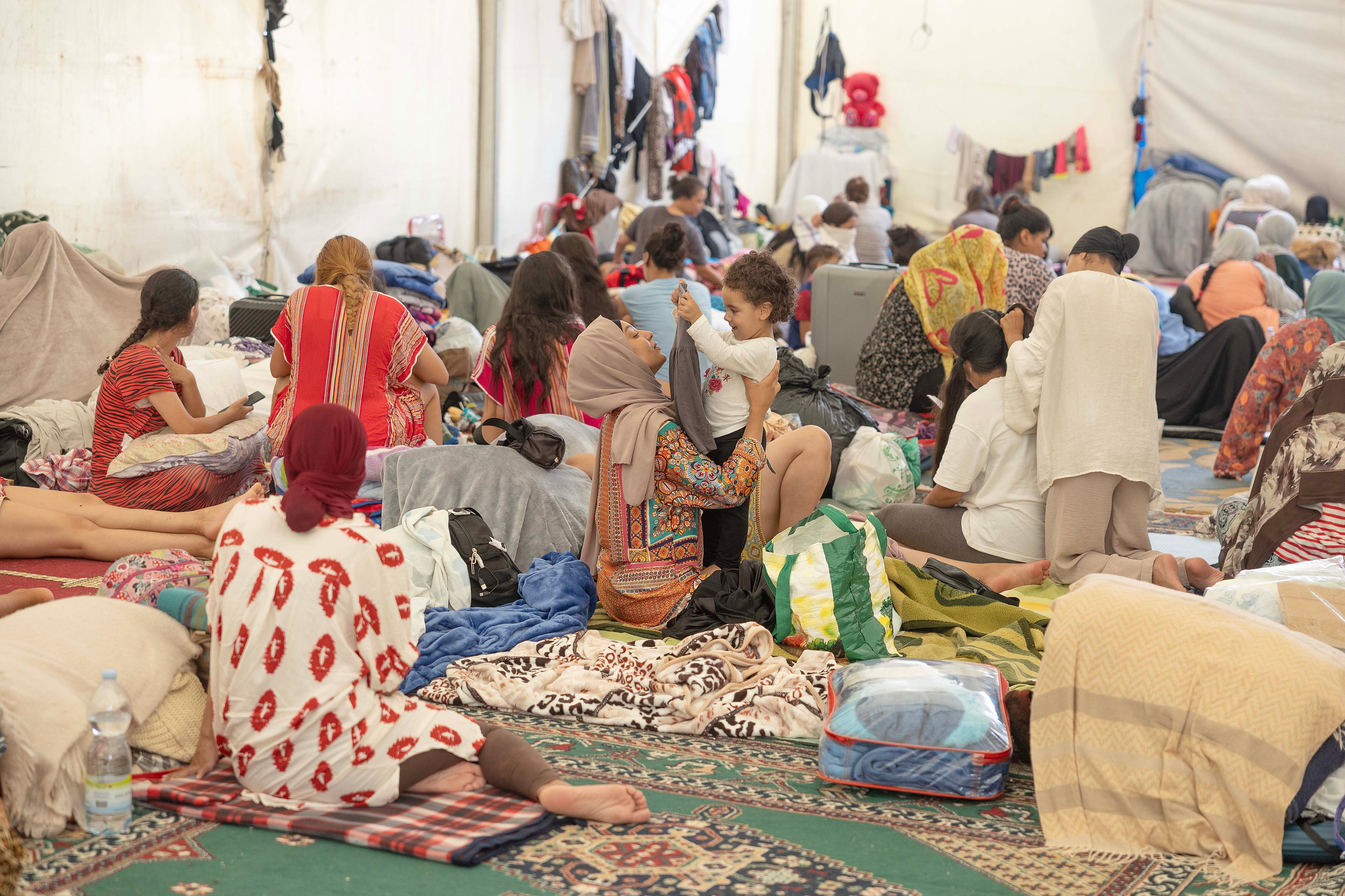 Mujeres y menores migrantes en un centro organizado por vecinos de Ceuta.