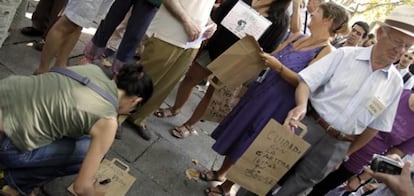 Manifestantes ante la Bolsa de Madrid