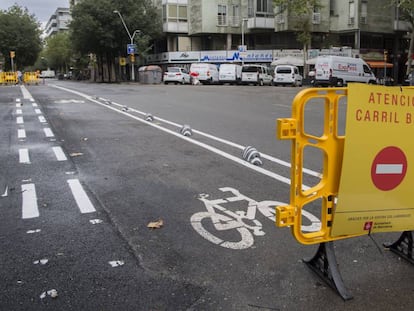 Carril bici en construcció, al carrer París, a Barcelona.