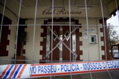 Puerta precintada del prostíbulo Riviera.