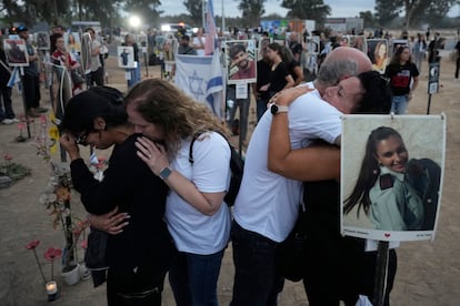 Familiares y amigos en el memorial de las víctimas del 7 de octubre montado donde se celebraba el festival Nova, este lunes.