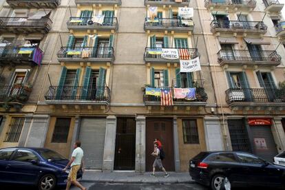 Protestas contra los apartamentos tur&iacute;sticos en la Barceloneta, Barcelona.