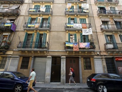 Protestas contra los apartamentos tur&iacute;sticos en la Barceloneta, Barcelona.