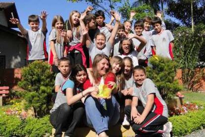 Silvane Aparecida da Silva, directora de la escuela, con un grupo de alumnos.