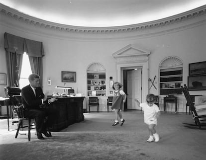 John F. Kennedy con su hijo John Kennedy Jr. y su hija Caroline en el despacho oval de la Casa Blanca en Washington D.C. (EE UU), el 10 de octubre de 1962.