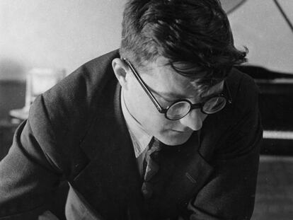 El compositor Dmitri Shostakóvich, en su estudio en 1938.