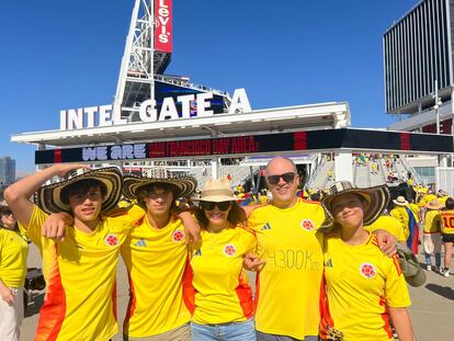 Juan Carlos Echeverry con su familia en el Levi's Stadium (California), el 5 de julio.