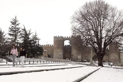 Vista de las murallas de Ávila con la ciudad vestida de blanco, debido a la nieve caída en las últimas horas.