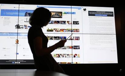 Una chica consulta su tableta.