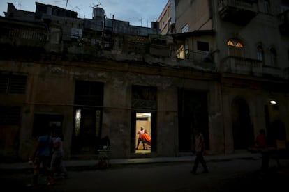 El empleado de una barbería atiende a un cliente en La Habana (Cuba).