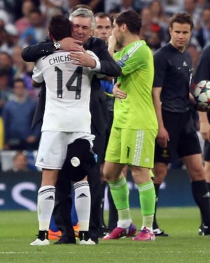 Ancelotti se abraza a Chicharito