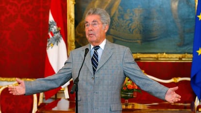 El presidente austríaco, Heinz Fischer se dirige a los medios de comunicación en Viena