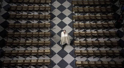 Un sacerdote camina por un pasillo de la Catedral de Notre-Dame de París (Francia). en 2017