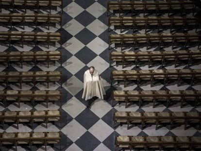 Un sacerdote camina por un pasillo de la Catedral de Notre-Dame de París (Francia). en 2017