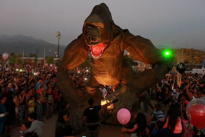 Miembros de la compañía teatral Sarruga Produccions realizan 'Beringei' durante el Festival Internacional de Teatro Santiago a Mil, en Santiago (Chile).