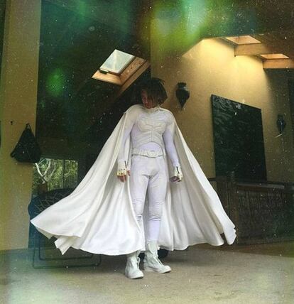 Jaden Smith con un traje de Batman blanco para asistir a la boda de Kanye West y Kim Kardashian. Puro superhéroe, vaya.