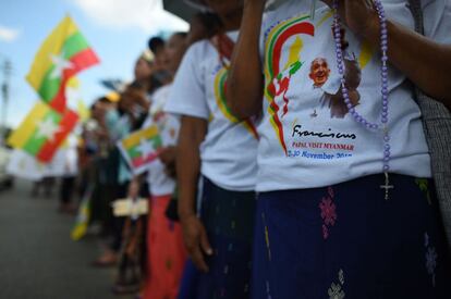 Un grupo de personas espera la llegada del papa Francisco con camisetas conmemorativas para la ocasión en Yangon (Myanmar).