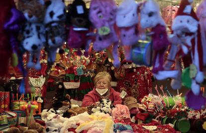 Una tendera en su puesto en el mercadillo de Navidad de la Plaza Mayor de Madrid.