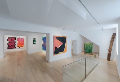 Vista general de la exposición 'Ibarrola. El pintor en el bosque' de Agustín Ibarrola, en la Galería Lucía Mendoza.