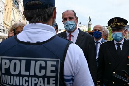 El primer ministro francés, Jean Castex, habla con un policía en Lille.