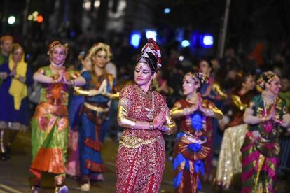 Artistas vestidas de bailarinas indias en un momento de la cabalgata en Madrid.