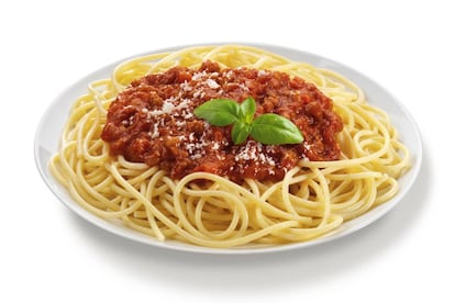 <p>Para empezar no se trata de añadir capas, sino de mezclar, y esto debe hacerse en la sartén. "A veces veo platos en los que la pasta está por un lado y la salsa por otro, y eso no es pasta italiana", dice la experta. "El truco es que deben ir juntas, casi es una cosa sola".</p> <p>Y eso no es lo peor: <strong>la salsa boloñesa, por ejemplo, no se prepara con espaguetis, sino con 'tagliatelle'</strong>. "No es grave, pero la textura de la salsa pide una pasta con más cuerpo". A Bonato le hace gracia que aprendamos los nombres, pero no cómo usar las salsas. "En Italia la pizza carbonara es una cosa que no existe. Es muy creativo", ironiza entre risas</p>
