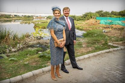 Con un vestido de la firma Natan con encaje color azul ceniza de formas florales y un chal superpuesto sobre los hombros, Máxima de Holanda posa junto al rey Guillermo en una imagen en la que su exclusivo estilismo contrasta el paisaje.