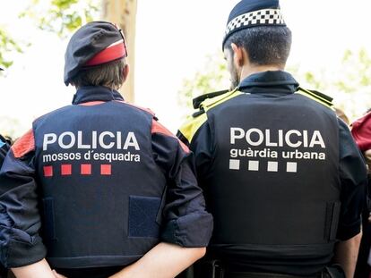 Un agente de Mossos d'Esquadra y un agente de la Guardia Urbana de Barcelona.