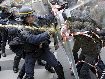 <a href="http://elpais.com/elpais/2015/11/29/album/1448810319_713654.html"><B>FOTOGALERÍA: </B></a>La policía carga contra los manifestantes en París.