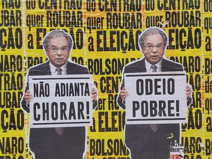 Dos imágenes del ministro Paulo Guedes sostienen carteles que dicen ‘De nada sirve llorar’ y ‘Odio a los pobres’, en la avenida Faria Lima de São Paulo.