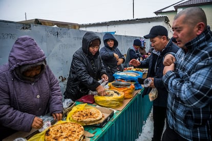 Los pasajeros del tren cama compran comida para llevar durante una parada en una localidad entre Aktau y Aral. 