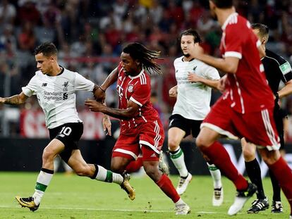 Coutinho se escapa de Renato en un Liverpoll-Bayern del 1 de agosto.