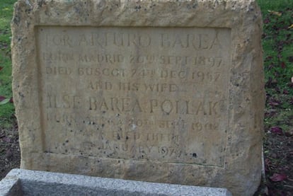 Lápida en memoria de Arturo Barea en Eaton Hastings.