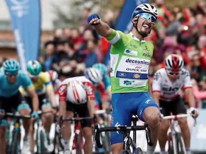 Julian Alaphillipe entra vencedor en la meta de la segunda etapa de la Vuelta al País Vasco-Itzulia, en Gorraiz.