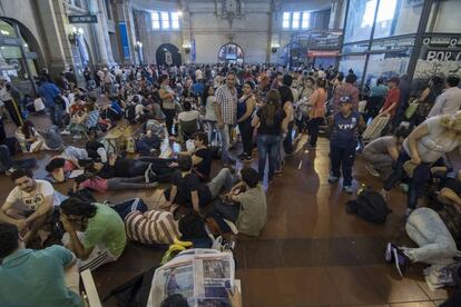 El hall se completó de potenciales pasajeros.