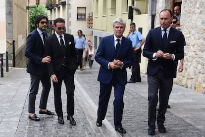 De izquierda a derecha, los toreros Javier Conde, Enrique Ponce, Espartaco y Pep&iacute;n Liria llegan a su llegada al funeral de Iv&aacute;n Fandi&ntilde;o en Ordu&ntilde;a. 