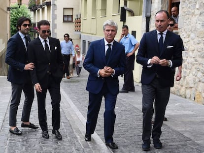 De izquierda a derecha, los toreros Javier Conde, Enrique Ponce, Espartaco y Pep&iacute;n Liria llegan a su llegada al funeral de Iv&aacute;n Fandi&ntilde;o en Ordu&ntilde;a. 