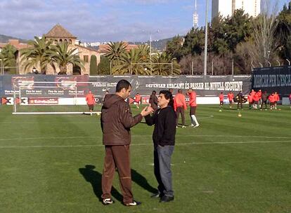 Pep Guardiola intercambia impresiones con Diego Maradona durante el entrenamiento de ayer del Barça.