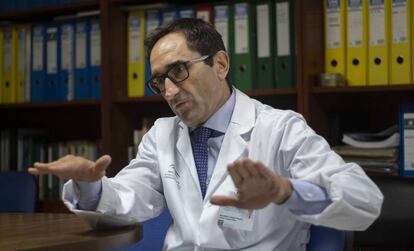 Benedicto Crespo, director de salud mental del hospital Virgen del Rocío de Sevilla, durante la entrevista.