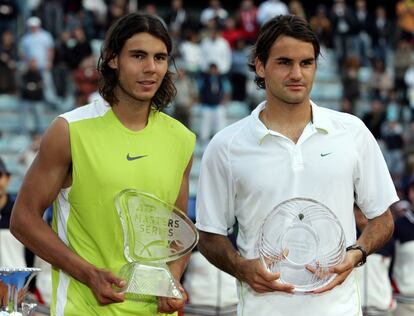 El español Rafael Nadal (izquierda) y el suizo Roger Federer, posan con los trofeos que los acreditan como campeón y subcampeón, respectivamente, del torneo de tenis de Roma, después de que Nadal derrotara a Federer en la final, por 6-7, 7-6, 6-4, 2-6, 7-6.